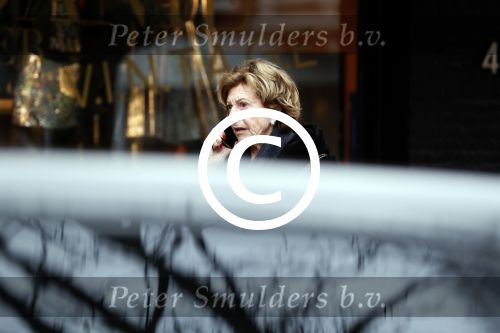 Amsterdam 19 december 2017 
Neelie Kroes bellend op straat in Amsterdam zuid