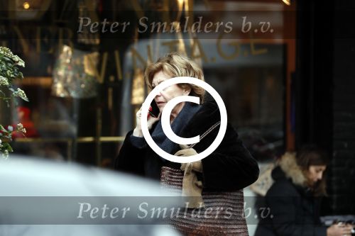 Amsterdam 19 december 2017 
Neelie Kroes bellend op straat in Amsterdam zuid