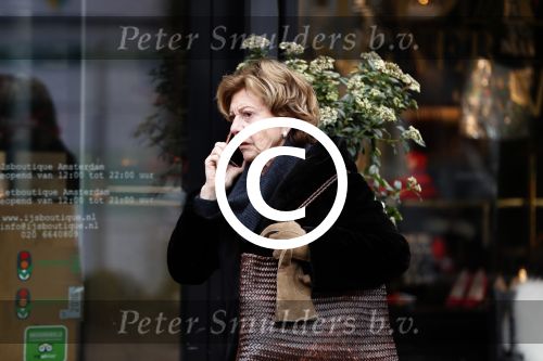 Amsterdam 19 december 2017 
Neelie Kroes bellend op straat in Amsterdam zuid