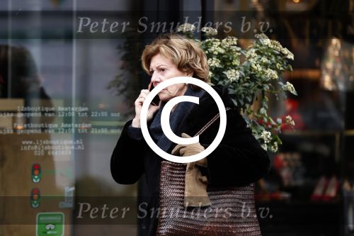 Amsterdam 19 december 2017 
Neelie Kroes bellend op straat in Amsterdam zuid
