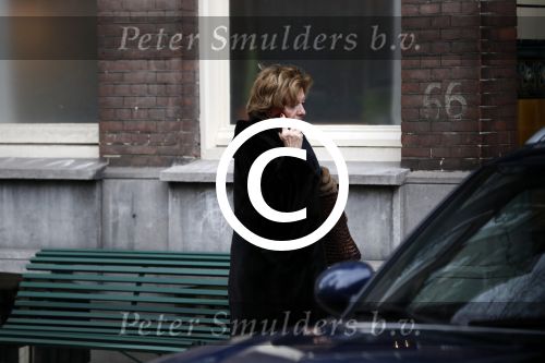 Amsterdam 19 december 2017 
Neelie Kroes bellend op straat in Amsterdam zuid
