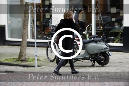 Amsterdam 19 december 2017 
Neelie Kroes bellend op straat in Amsterdam zuid