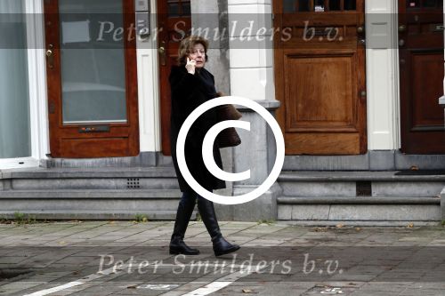 Amsterdam 19 december 2017 
Neelie Kroes bellend op straat in Amsterdam zuid