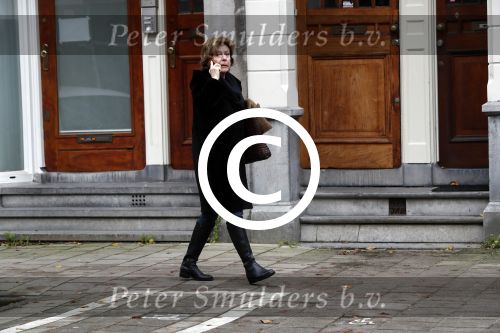 Amsterdam 19 december 2017 
Neelie Kroes bellend op straat in Amsterdam zuid