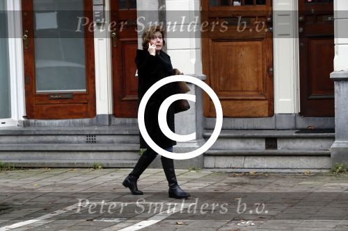 Amsterdam 19 december 2017 
Neelie Kroes bellend op straat in Amsterdam zuid