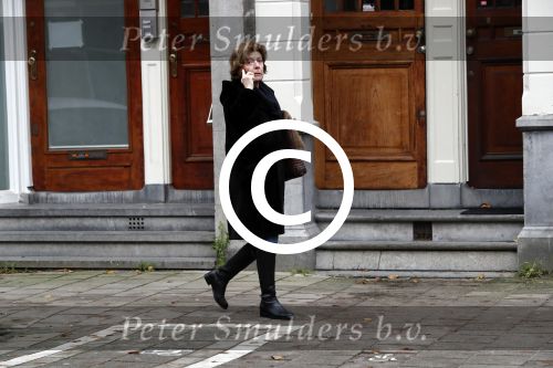 Amsterdam 19 december 2017 
Neelie Kroes bellend op straat in Amsterdam zuid