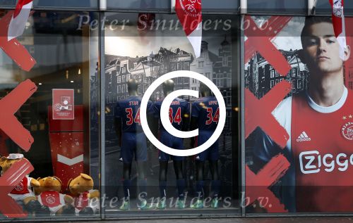 Amsterdam 24 december 2017 
Nouri in de etalage bij de ajax fanshop voor adidas. Kasper Dolberg en Mathijs de Ligt
