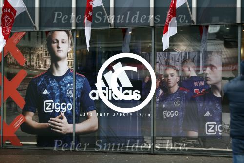 Amsterdam 24 december 2017 
Nouri in de etalage bij de ajax fanshop voor adidas. Kasper Dolberg en Mathijs de Ligt