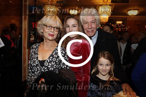 Amsterdam 21 december 2017
Premiere kerstcircus in Carre. Paul v Vliet met vrouw en kleindochters