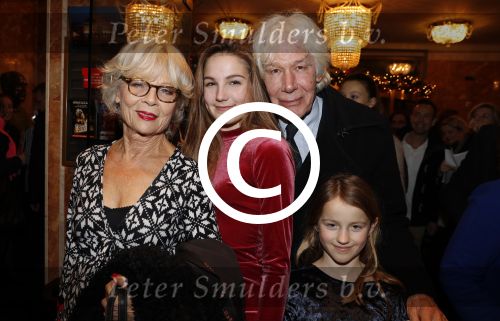 Amsterdam 21 december 2017
Premiere kerstcircus in Carre. Paul v Vliet met vrouw en kleindochters