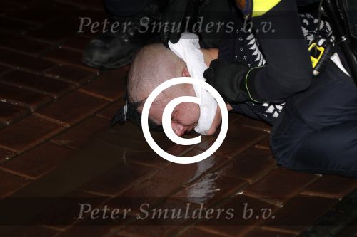 Amsterdam 27 november 
De politie arresteert en doorgeslagen buitenlandse man bij Tuschinski.