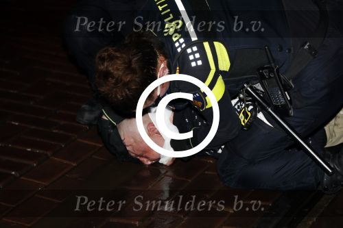 Amsterdam 27 november 
De politie arresteert en doorgeslagen buitenlandse man bij Tuschinski.