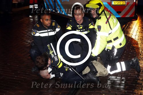 Amsterdam 27 november 
De politie arresteert en doorgeslagen buitenlandse man bij Tuschinski.