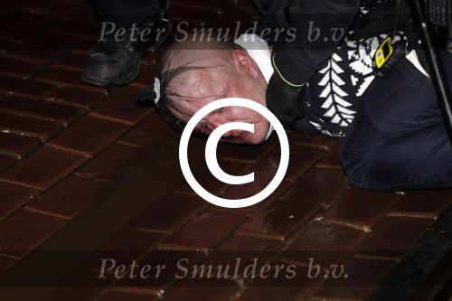 Amsterdam 27 november 
De politie arresteert en doorgeslagen buitenlandse man bij Tuschinski.