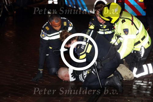 Amsterdam 27 november 
De politie arresteert en doorgeslagen buitenlandse man bij Tuschinski.
