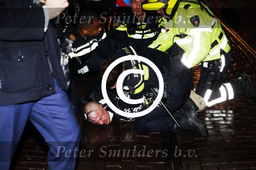 Amsterdam 27 november 
De politie arresteert en doorgeslagen buitenlandse man bij Tuschinski.