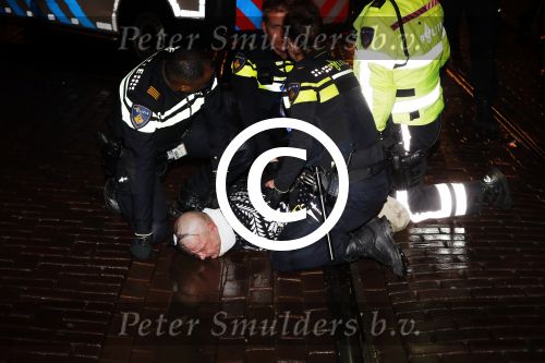 Amsterdam 27 november 
De politie arresteert en doorgeslagen buitenlandse man bij Tuschinski.