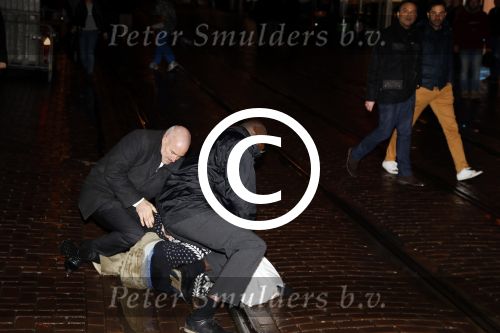 Amsterdam 27 november 
De politie arresteert en doorgeslagen buitenlandse man bij Tuschinski.