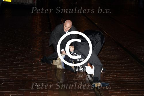 Amsterdam 27 november 
De politie arresteert en doorgeslagen buitenlandse man bij Tuschinski.