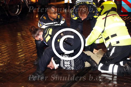 Amsterdam 27 november 
De politie arresteert en doorgeslagen buitenlandse man bij Tuschinski.