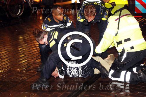 Amsterdam 27 november 
De politie arresteert en doorgeslagen buitenlandse man bij Tuschinski.