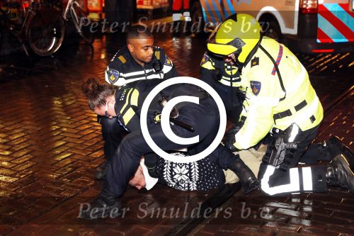 Amsterdam 27 november 
De politie arresteert en doorgeslagen buitenlandse man bij Tuschinski.