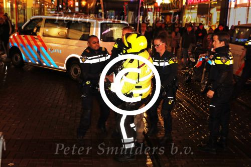 Amsterdam 27 november 
De politie arresteert en doorgeslagen buitenlandse man bij Tuschinski.