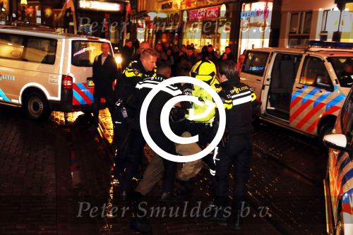 Amsterdam 27 november 
De politie arresteert en doorgeslagen buitenlandse man bij Tuschinski.