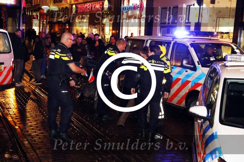 Amsterdam 27 november 
De politie arresteert en doorgeslagen buitenlandse man bij Tuschinski.