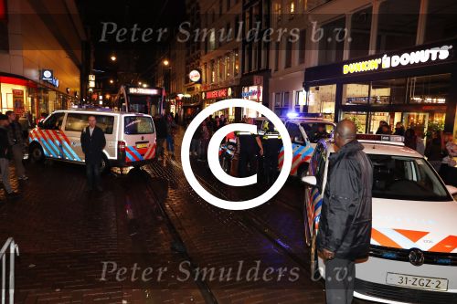 Amsterdam 27 november 
De politie arresteert en doorgeslagen buitenlandse man bij Tuschinski.