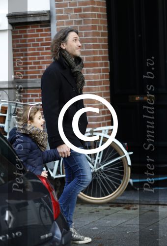 Amsterdam 22 december 2017
de ex van Georgina Verbaan Rob v d Wouw met hun dochter