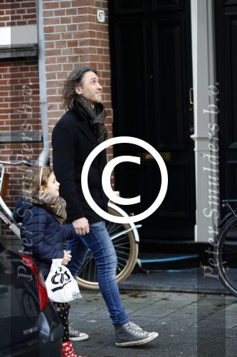 Amsterdam 22 december 2017
de ex van Georgina Verbaan Rob v d Wouw met hun dochter