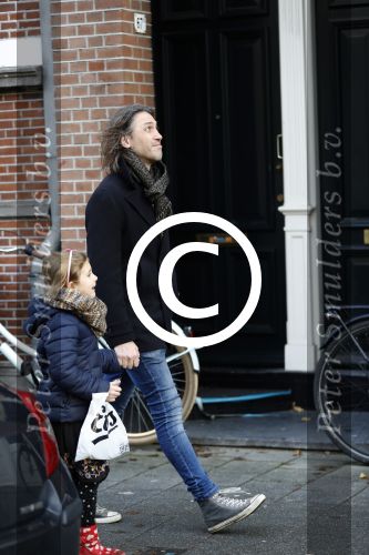 Amsterdam 22 december 2017
de ex van Georgina Verbaan Rob v d Wouw met hun dochter