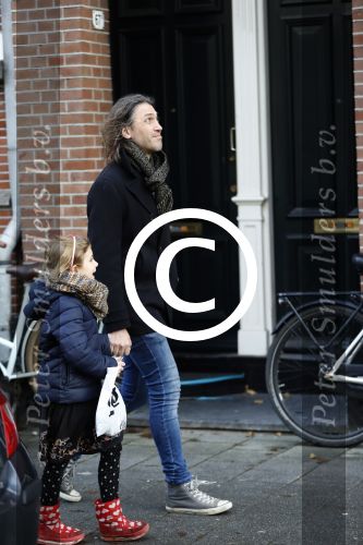 Amsterdam 22 december 2017
de ex van Georgina Verbaan Rob v d Wouw met hun dochter