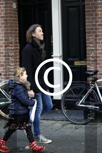 Amsterdam 22 december 2017
de ex van Georgina Verbaan Rob v d Wouw met hun dochter