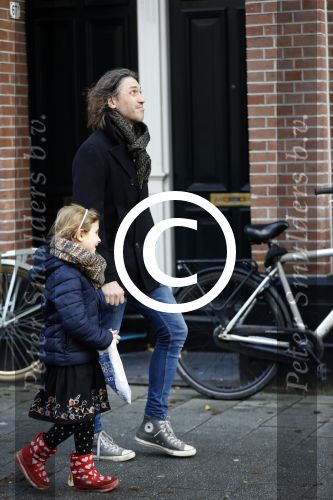 Amsterdam 22 december 2017
de ex van Georgina Verbaan Rob v d Wouw met hun dochter