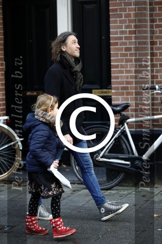 Amsterdam 22 december 2017
de ex van Georgina Verbaan Rob v d Wouw met hun dochter