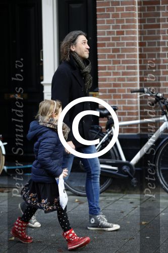 Amsterdam 22 december 2017
de ex van Georgina Verbaan Rob v d Wouw met hun dochter