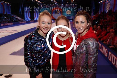 Aalsmeer 20 december 2017
Opnames de curling quiz met Frans Bauer Mark Tuitert Ellen Hoog Brace Sjoerd v Ramshorst Evert ten Napel Levi v Kempen Frank Lammers Sanne en Lieke Wevers. De opnames vinden plaats in de studio in Aalsmeer.