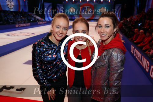 Aalsmeer 20 december 2017
Opnames de curling quiz met Frans Bauer Mark Tuitert Ellen Hoog Brace Sjoerd v Ramshorst Evert ten Napel Levi v Kempen Frank Lammers Sanne en Lieke Wevers. De opnames vinden plaats in de studio in Aalsmeer.