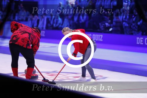 Aalsmeer 20 december 2017
Opnames de curling quiz met Frans Bauer Mark Tuitert Ellen Hoog Brace Sjoerd v Ramshorst Evert ten Napel Levi v Kempen Frank Lammers Sanne en Lieke Wevers. De opnames vinden plaats in de studio in Aalsmeer.
