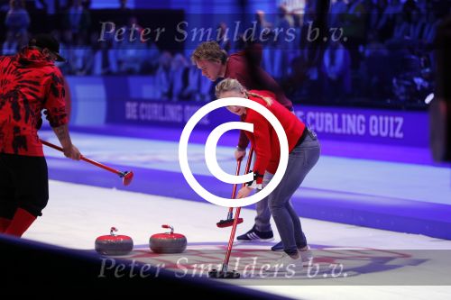 Aalsmeer 20 december 2017
Opnames de curling quiz met Frans Bauer Mark Tuitert Ellen Hoog Brace Sjoerd v Ramshorst Evert ten Napel Levi v Kempen Frank Lammers Sanne en Lieke Wevers. De opnames vinden plaats in de studio in Aalsmeer.