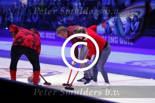 Aalsmeer 20 december 2017
Opnames de curling quiz met Frans Bauer Mark Tuitert Ellen Hoog Brace Sjoerd v Ramshorst Evert ten Napel Levi v Kempen Frank Lammers Sanne en Lieke Wevers. De opnames vinden plaats in de studio in Aalsmeer.