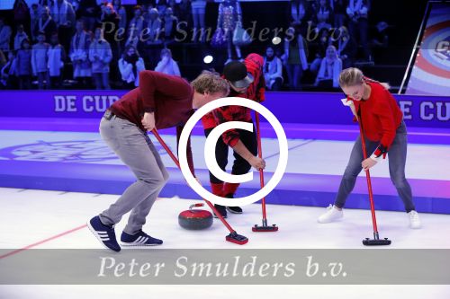 Aalsmeer 20 december 2017
Opnames de curling quiz met Frans Bauer Mark Tuitert Ellen Hoog Brace Sjoerd v Ramshorst Evert ten Napel Levi v Kempen Frank Lammers Sanne en Lieke Wevers. De opnames vinden plaats in de studio in Aalsmeer.