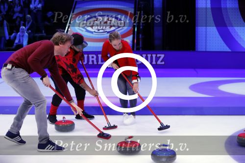 Aalsmeer 20 december 2017
Opnames de curling quiz met Frans Bauer Mark Tuitert Ellen Hoog Brace Sjoerd v Ramshorst Evert ten Napel Levi v Kempen Frank Lammers Sanne en Lieke Wevers. De opnames vinden plaats in de studio in Aalsmeer.