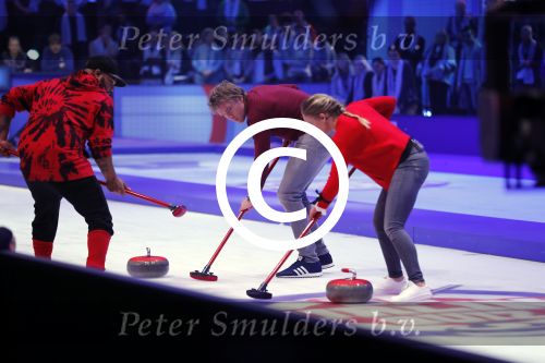 Aalsmeer 20 december 2017
Opnames de curling quiz met Frans Bauer Mark Tuitert Ellen Hoog Brace Sjoerd v Ramshorst Evert ten Napel Levi v Kempen Frank Lammers Sanne en Lieke Wevers. De opnames vinden plaats in de studio in Aalsmeer.