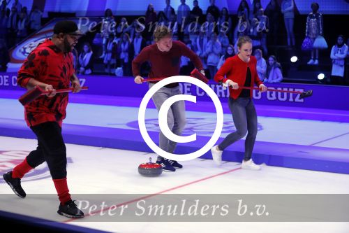 Aalsmeer 20 december 2017
Opnames de curling quiz met Frans Bauer Mark Tuitert Ellen Hoog Brace Sjoerd v Ramshorst Evert ten Napel Levi v Kempen Frank Lammers Sanne en Lieke Wevers. De opnames vinden plaats in de studio in Aalsmeer.