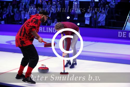Aalsmeer 20 december 2017
Opnames de curling quiz met Frans Bauer Mark Tuitert Ellen Hoog Brace Sjoerd v Ramshorst Evert ten Napel Levi v Kempen Frank Lammers Sanne en Lieke Wevers. De opnames vinden plaats in de studio in Aalsmeer.