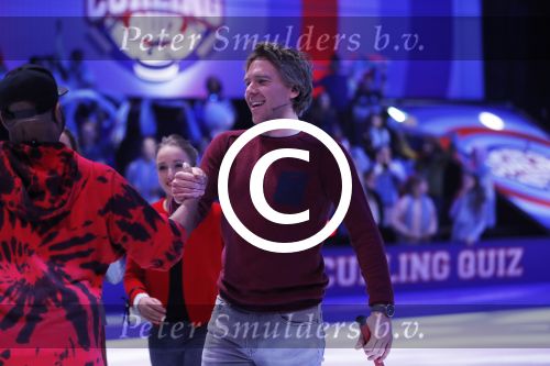 Aalsmeer 20 december 2017
Opnames de curling quiz met Frans Bauer Mark Tuitert Ellen Hoog Brace Sjoerd v Ramshorst Evert ten Napel Levi v Kempen Frank Lammers Sanne en Lieke Wevers. De opnames vinden plaats in de studio in Aalsmeer.