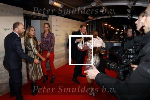 Amsterdam 16 december 2019
Premiere April may June in het deLamar theater met oa in de hoofdrollen Linda de Mol Elise Schaap en Tjitske Reidinga. Albert Verlinde kwam met goede kennis Ramon Mesman